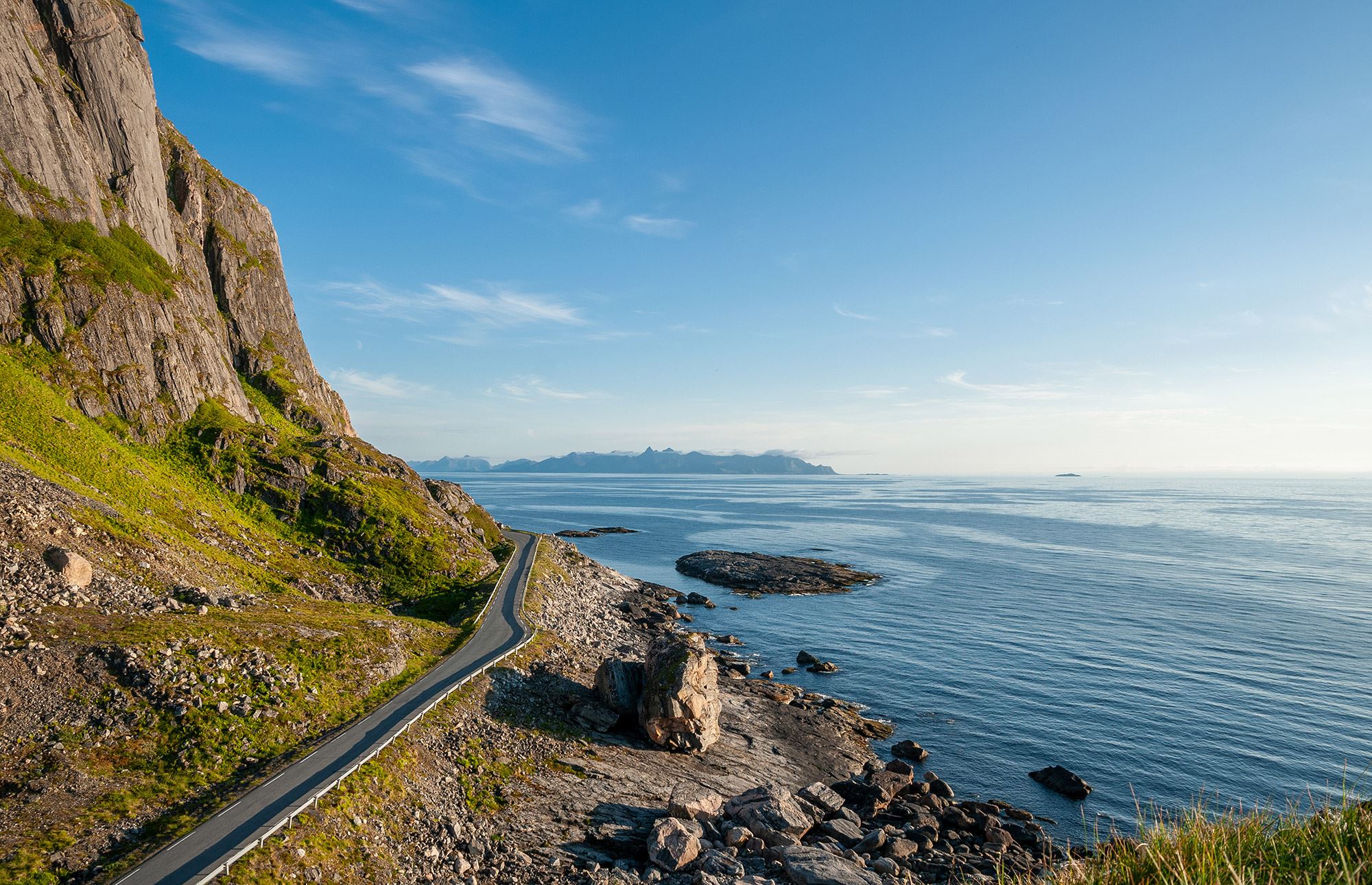 Nasjonal turistveg Andøya, ved Børa med utsyn mot tindene i Vesterålen.