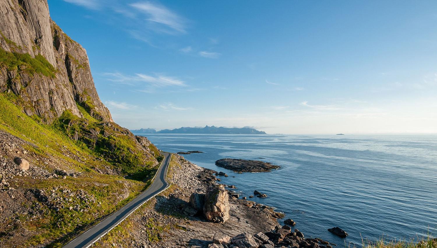 Nasjonal turistveg Andøya, ved Børa med utsyn mot tindene i Vesterålen.