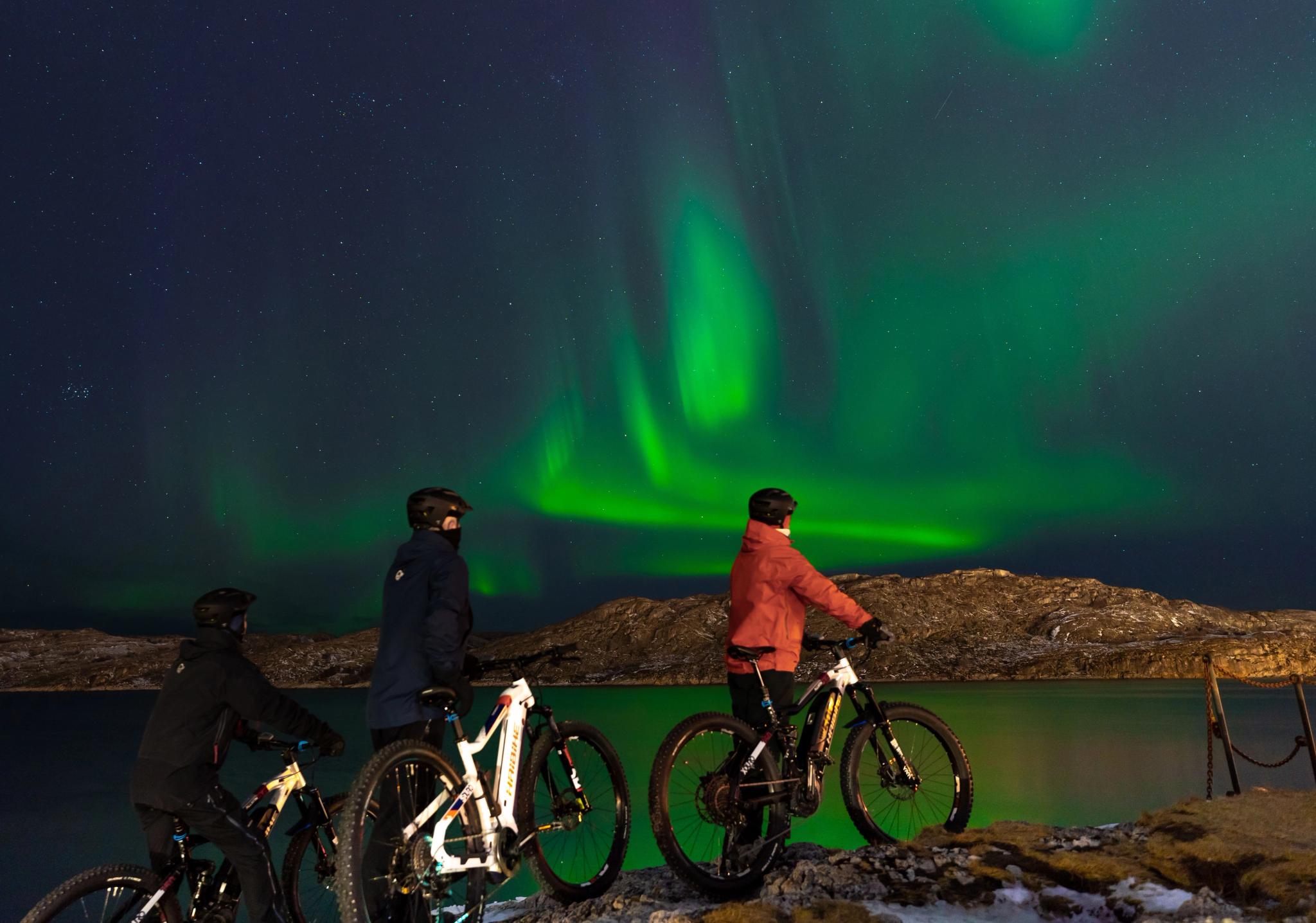 Med elsykkel til strand, bålkos og nordlys