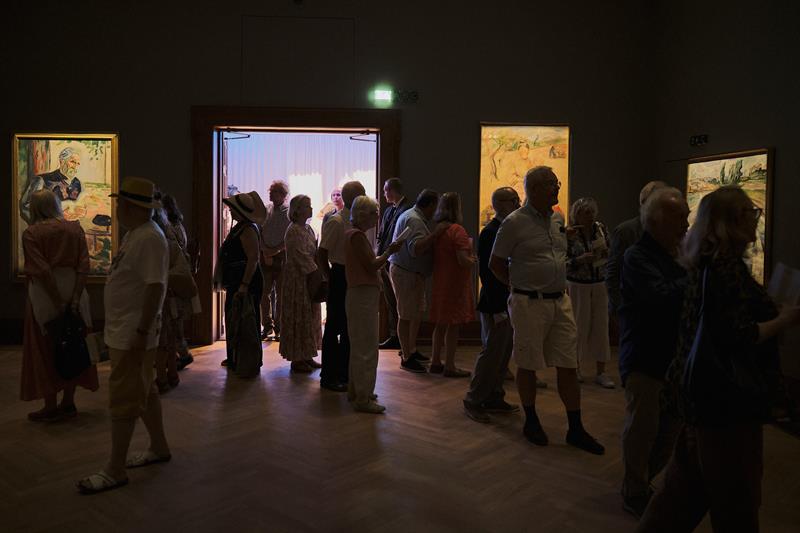 mennesker og bilder i et galleri