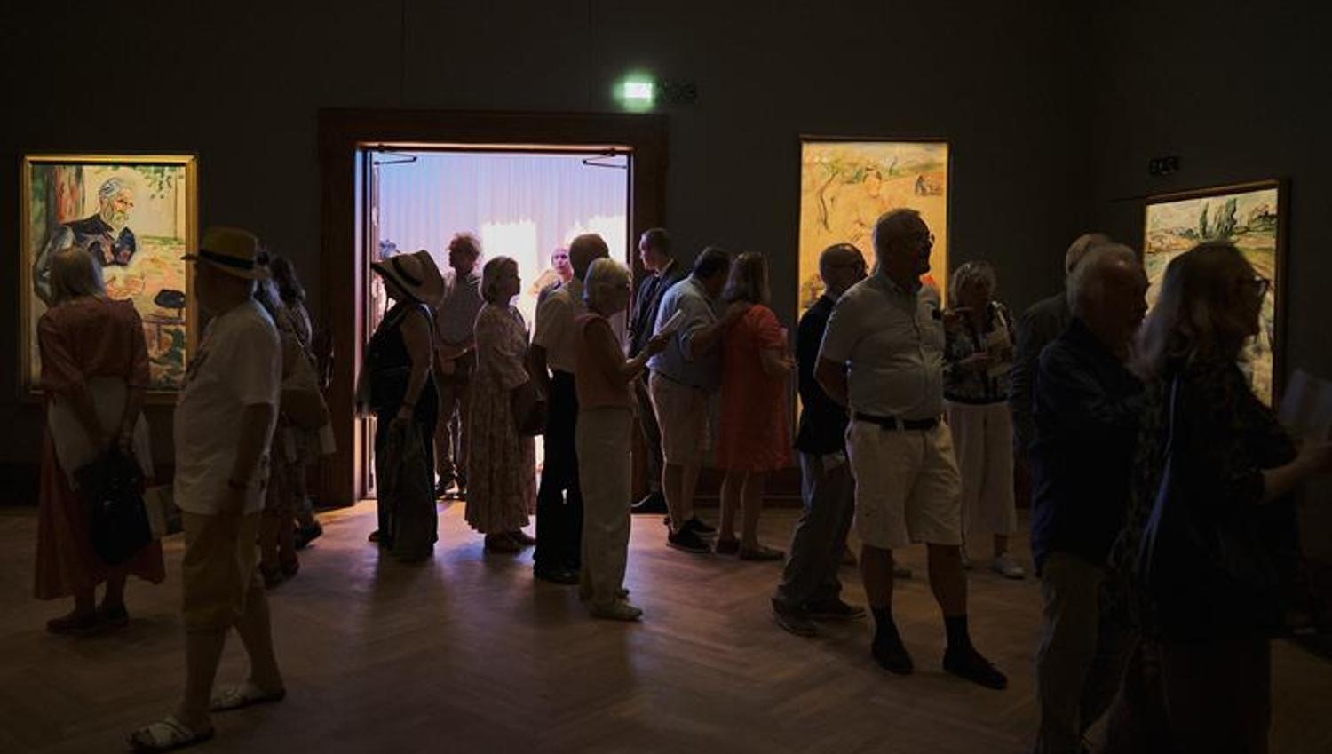 mennesker og bilder i et galleri