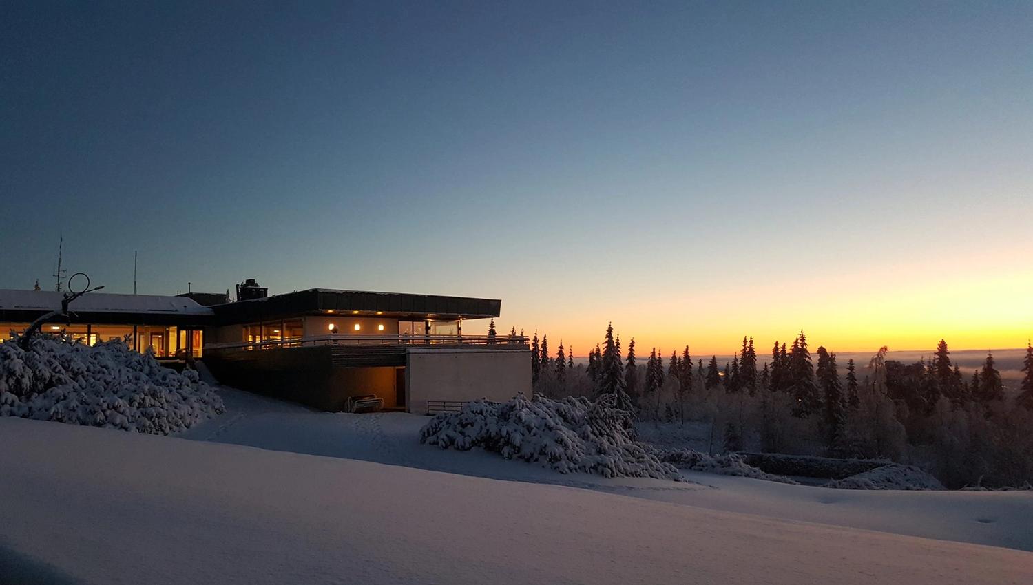 voksenåsen i blåtimen på vinteren
