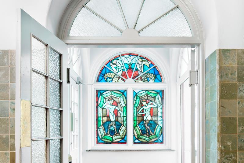 Et vindu i middelaldersk kirkekunst-stil.