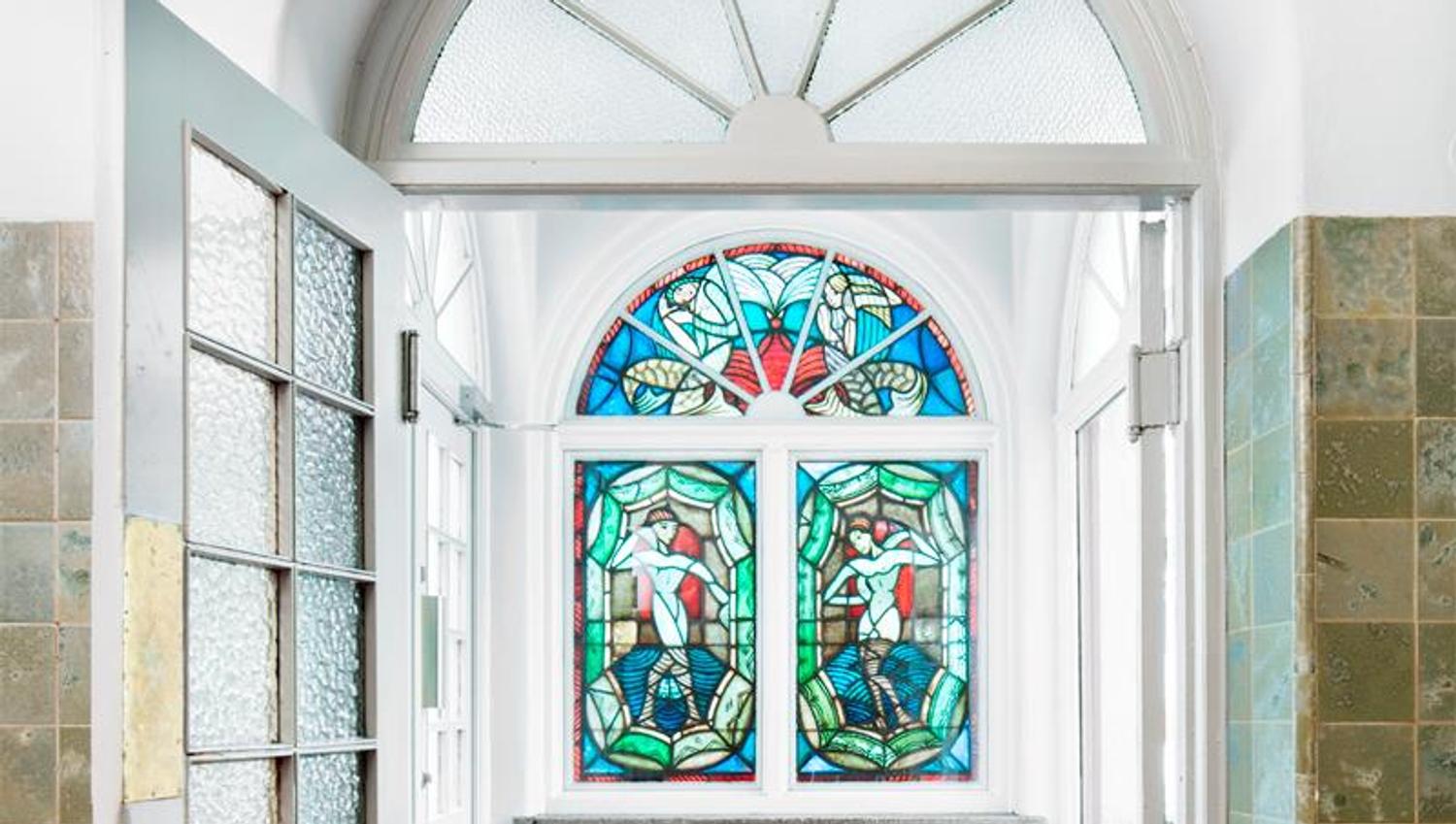 Et vindu i middelaldersk kirkekunst-stil.