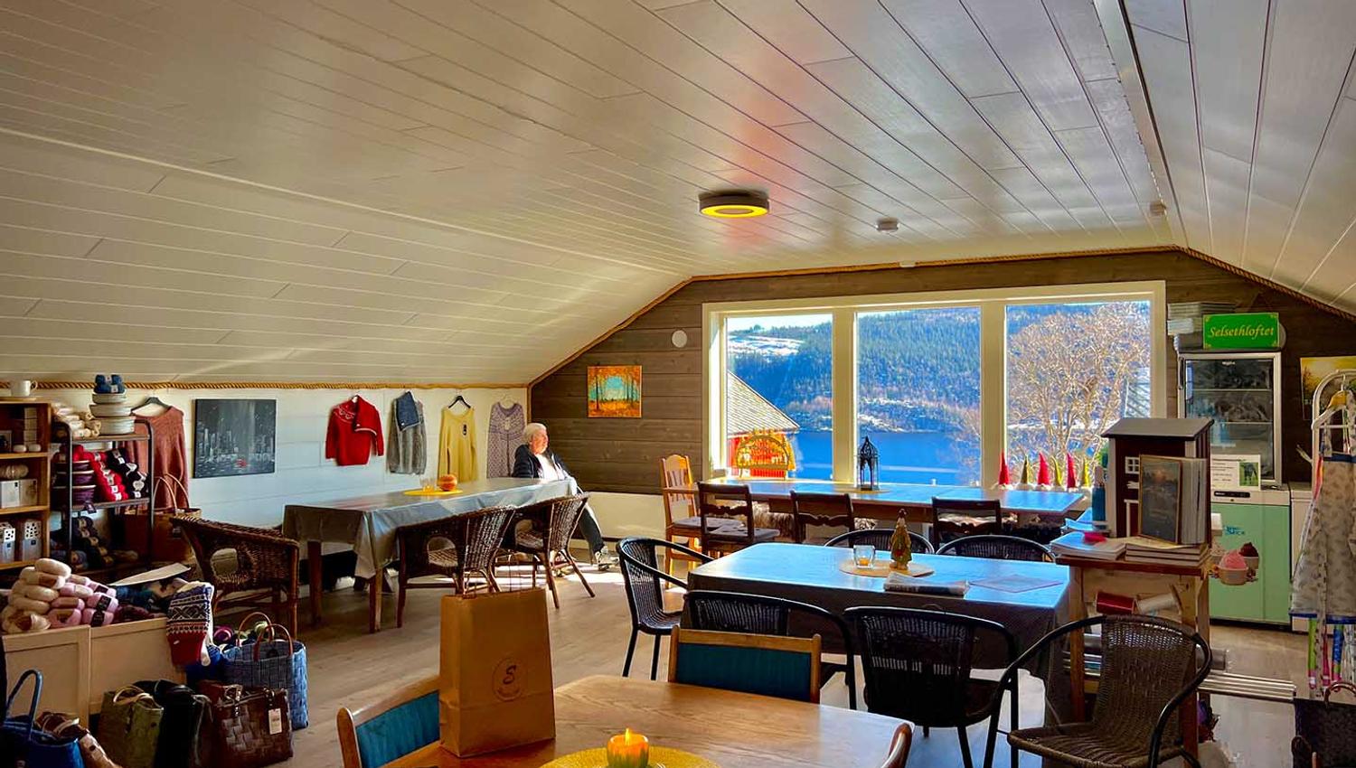 Kafe med fin utsikt over Trondhjemsfjorden hos Selsethloftet - gårdsbutikk og kafe