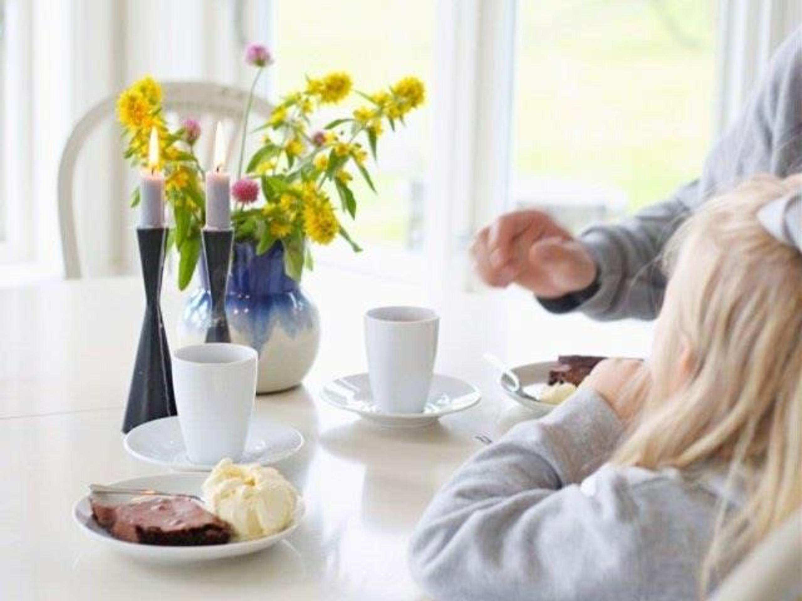 familie som spiser kake og is