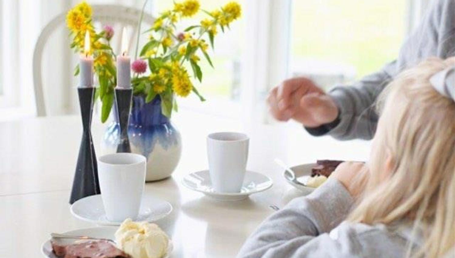 familie som spiser kake og is