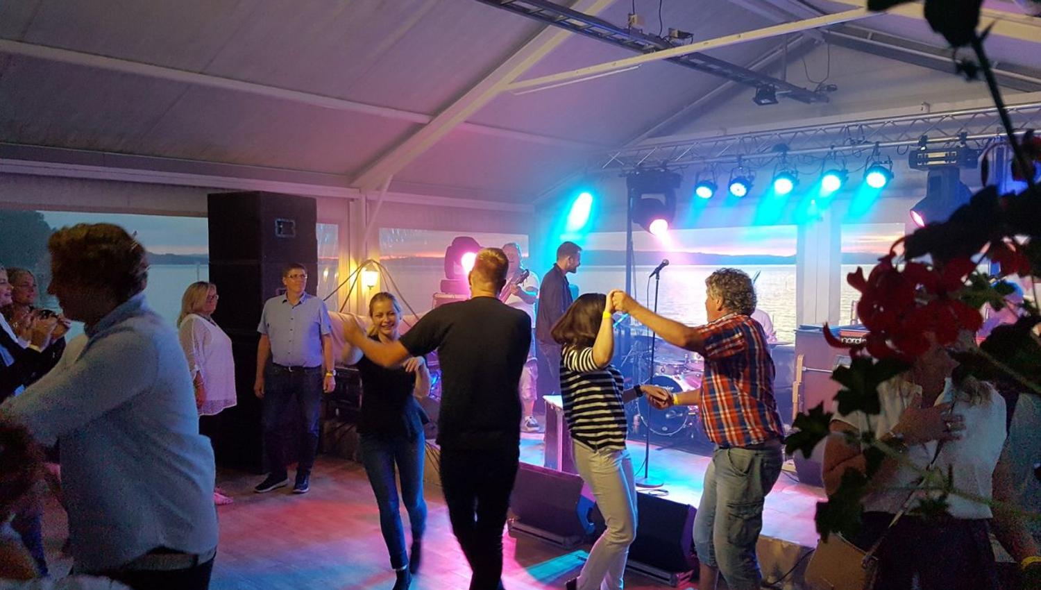 Dans og stemning på Viken II i Evjua Strandpark