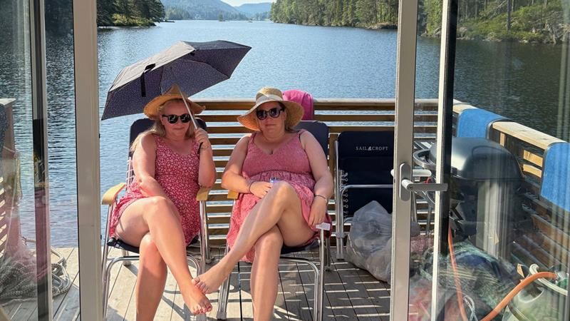 2 ladies on a houseboat at Knut's Grill