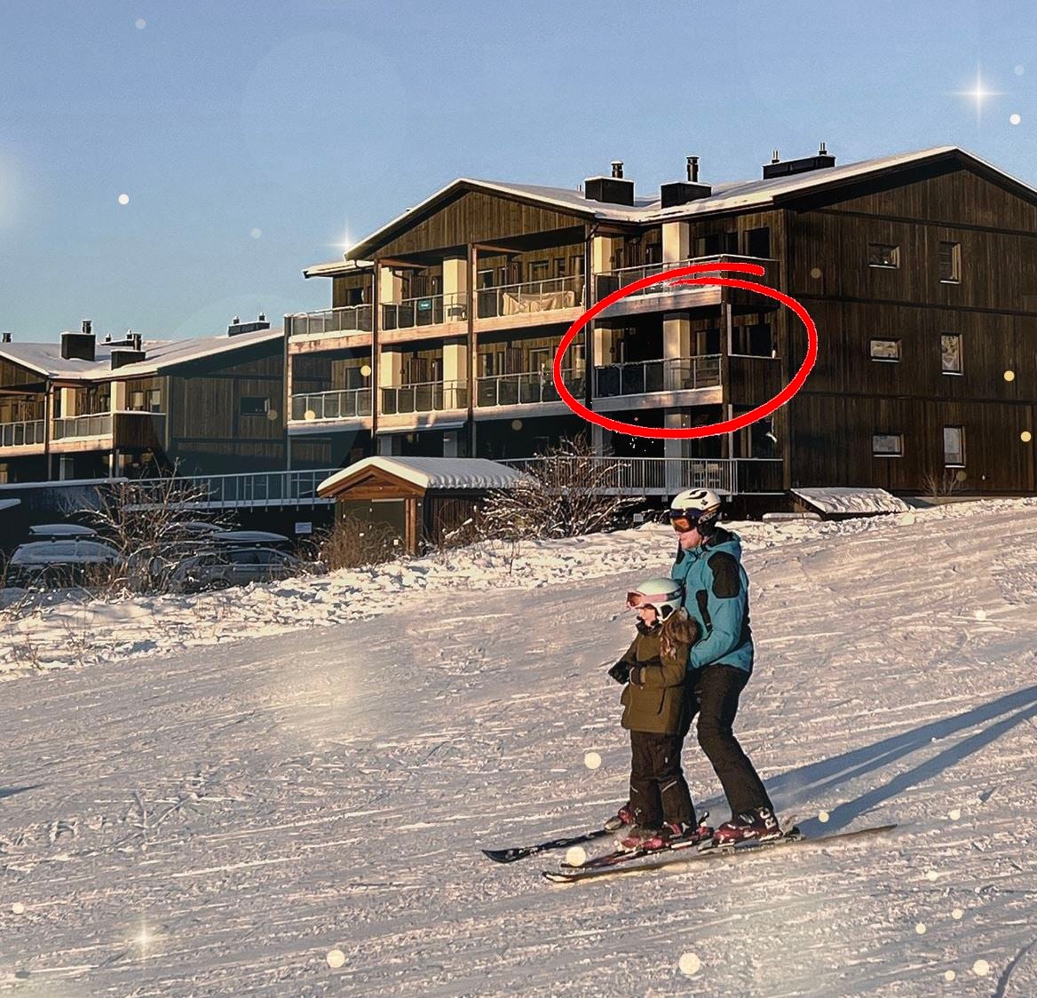 Eine Person und ein Kind, die im Schnee Ski fahren.