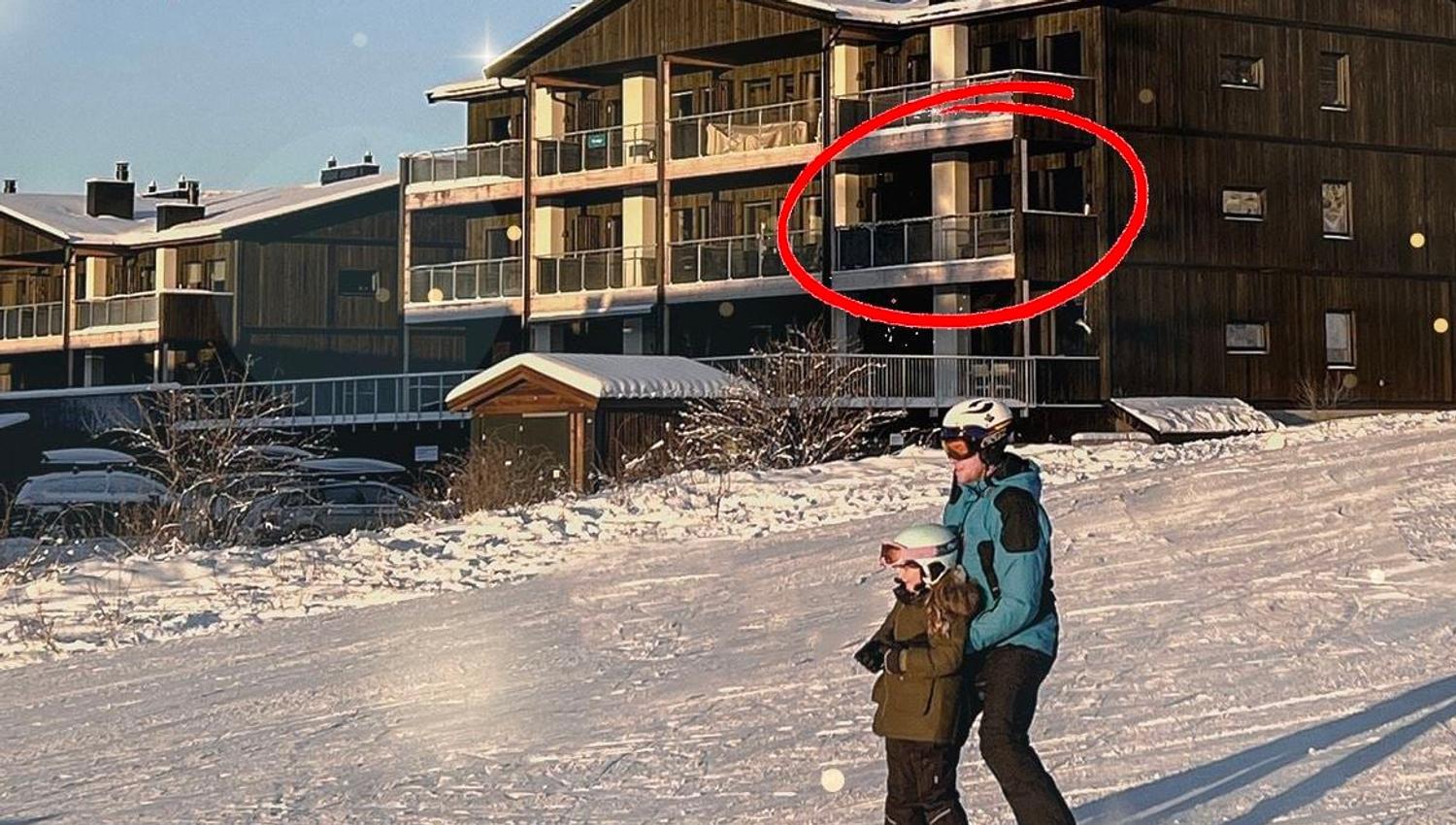 Eine Person und ein Kind, die im Schnee Ski fahren.