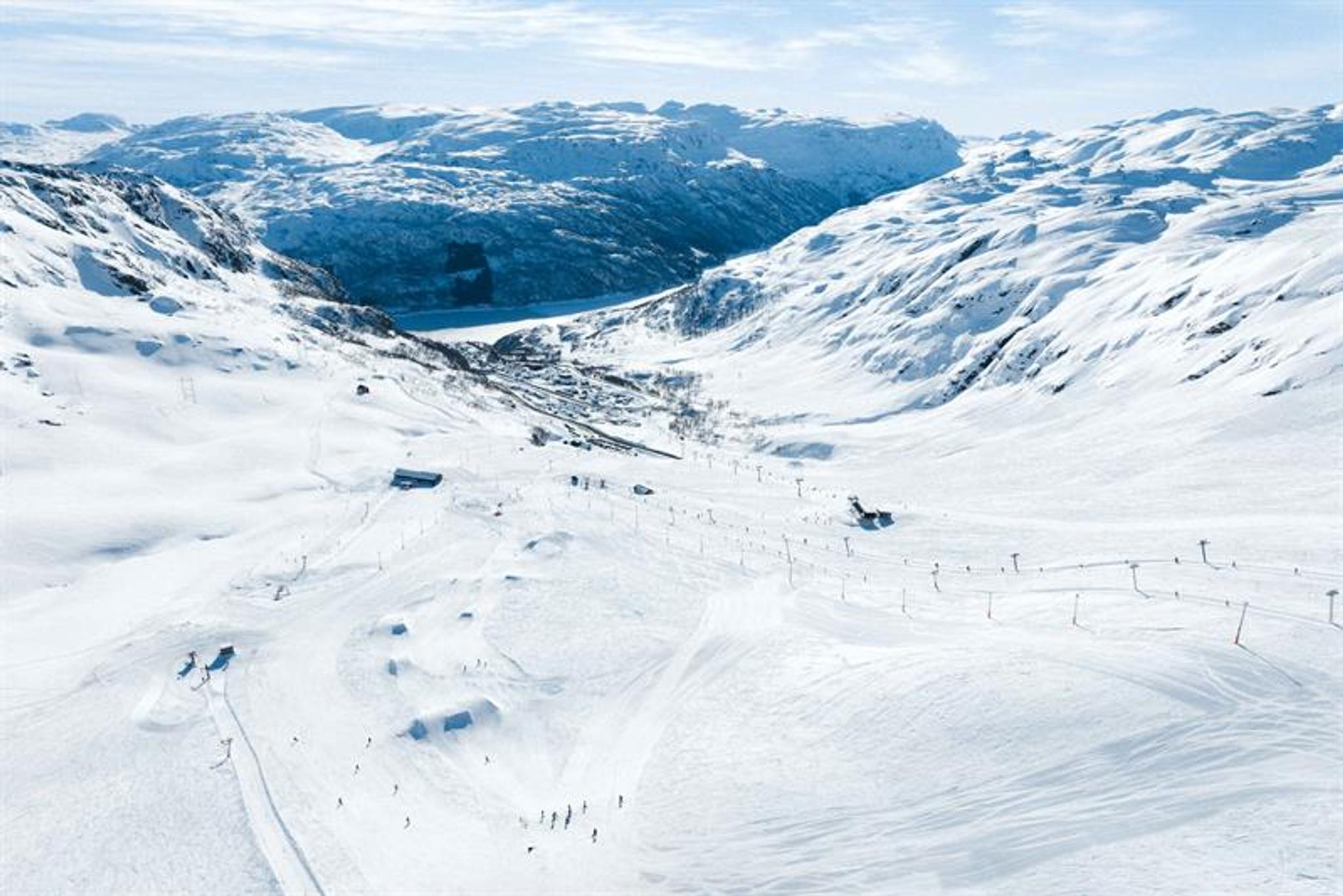 Panoramablick auf das Røldal Skigebiet, umgeben von schneebedeckten Bergen und dem Fjord in Hardanger.