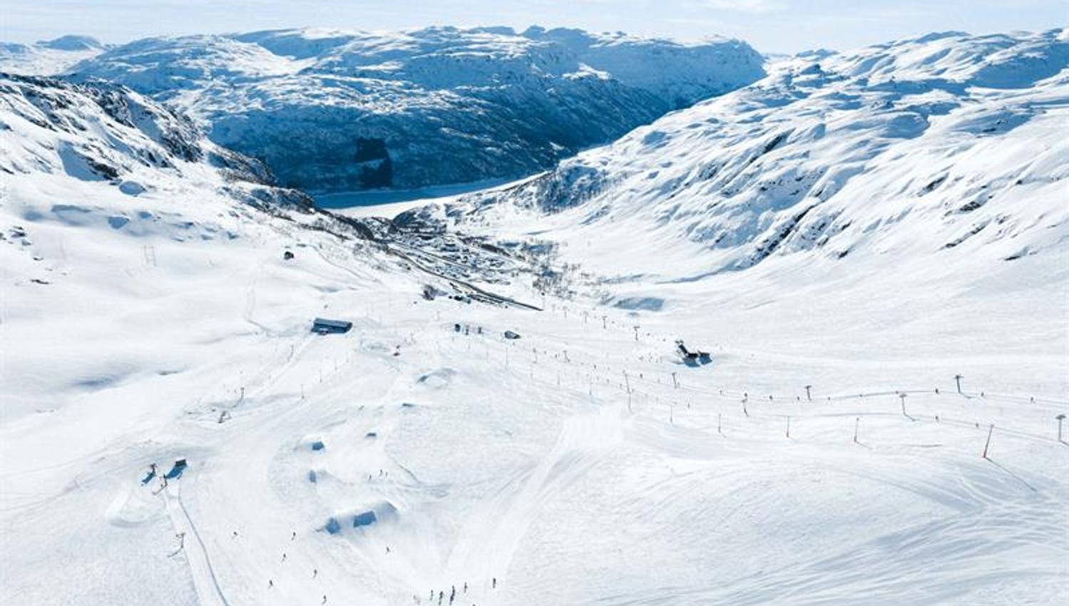 Panoramablick auf das Røldal Skigebiet, umgeben von schneebedeckten Bergen und dem Fjord in Hardanger.