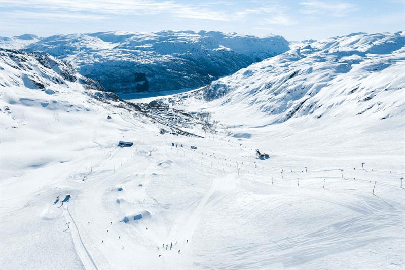 Panoramablick auf das Røldal Skigebiet, umgeben von schneebedeckten Bergen und dem Fjord in Hardanger.