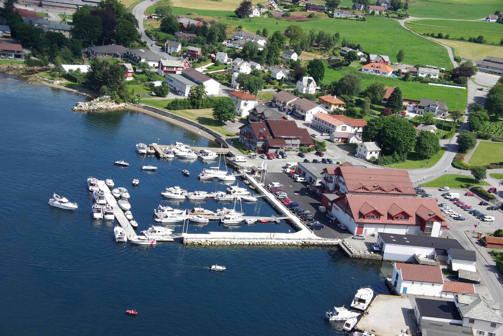 Fitjar sentrum og gjestehamn