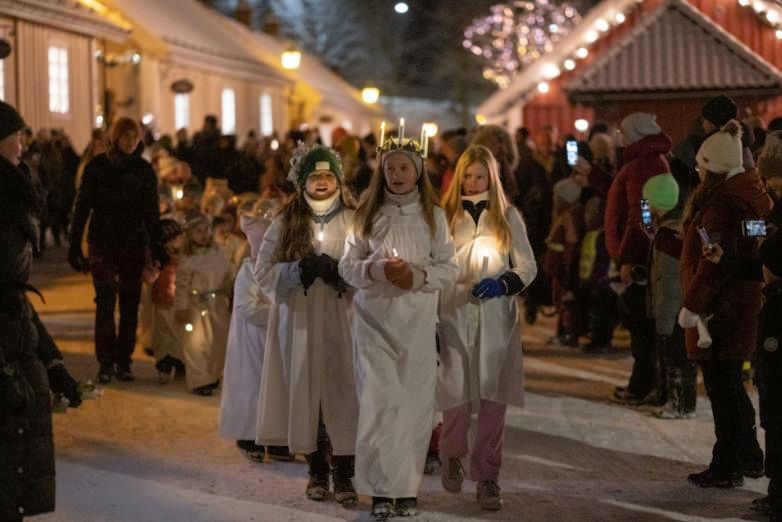 Jenter som går i lucia tog