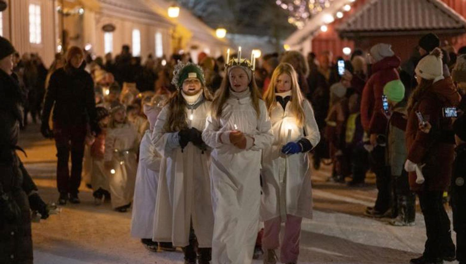 Jenter som går i lucia tog