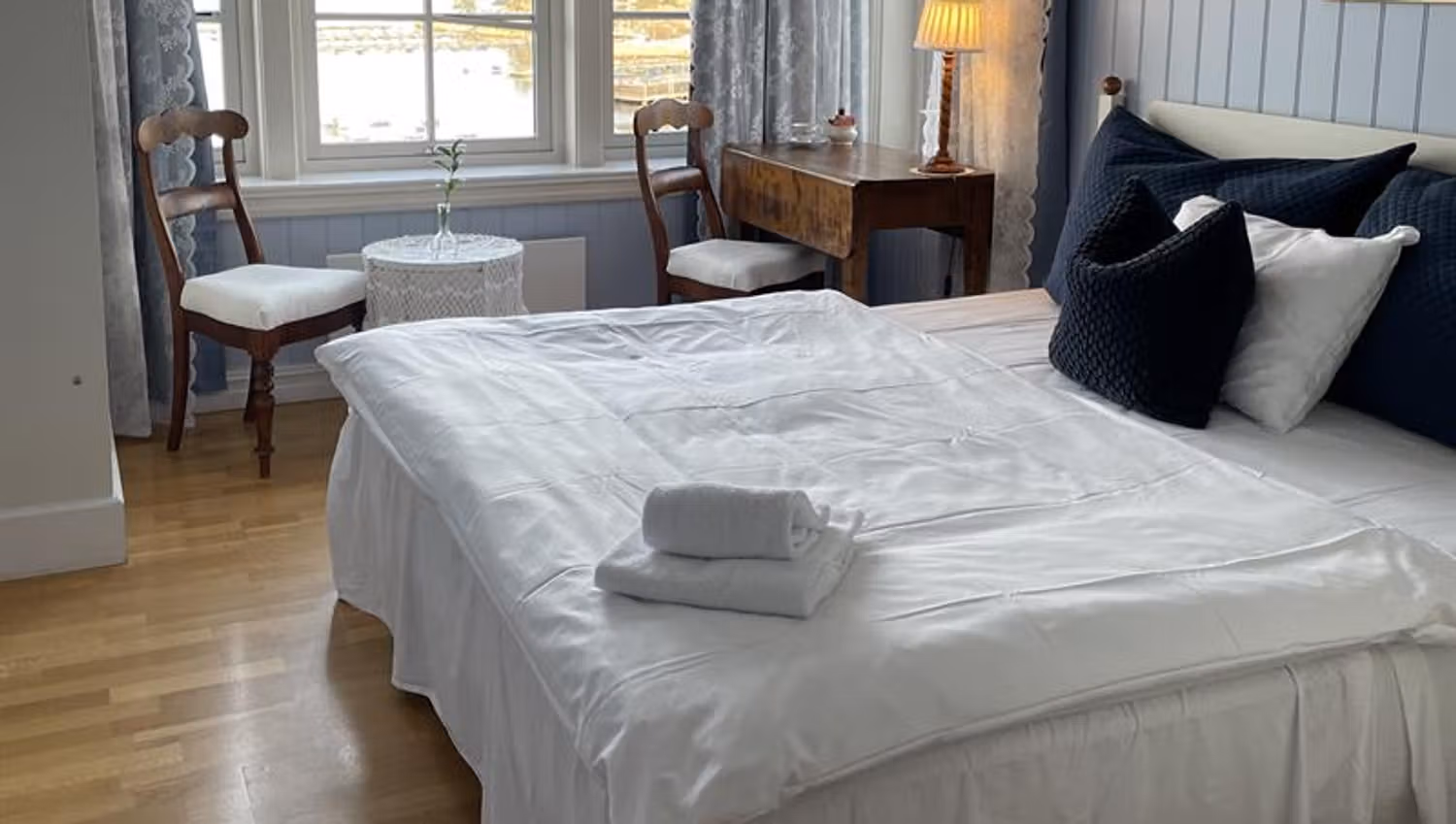 Blue bedrom with bed
