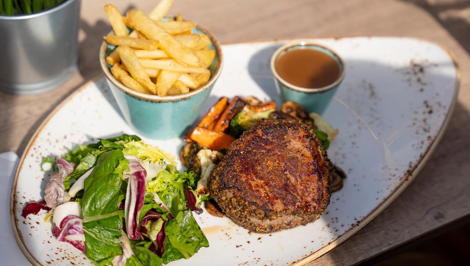 Khalles Corner, restaurant i Storgata på Gjøvik. Biff, salat og poteter.