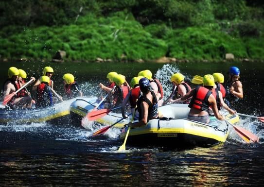 3 groups of rafting fleets are playing in the water