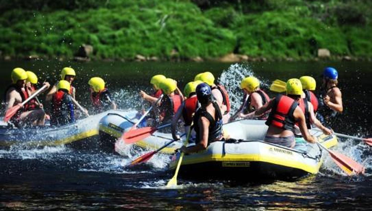 3 groups of rafting fleets are playing in the water
