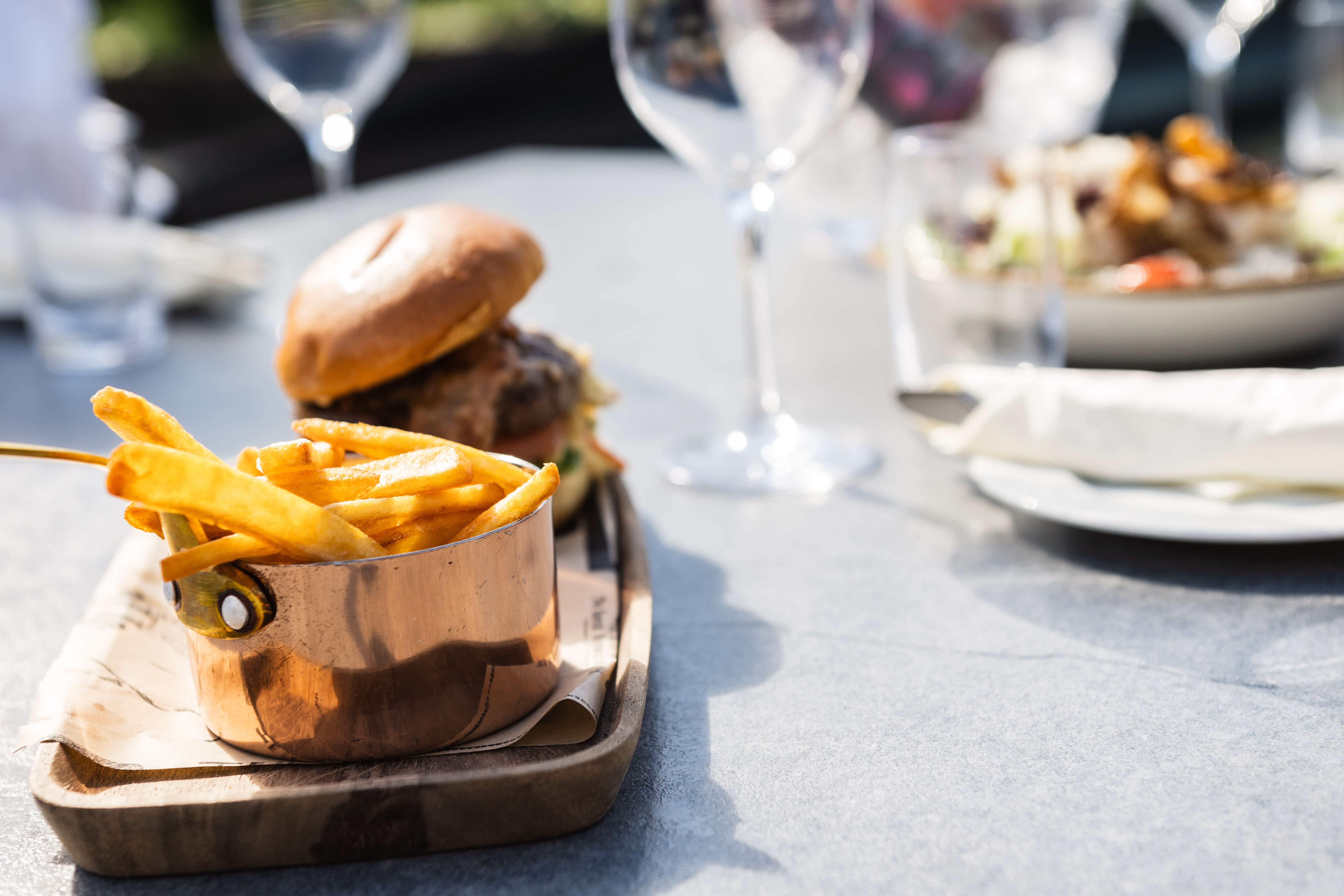Utendørs burger & fries på Resturant Anno 1648