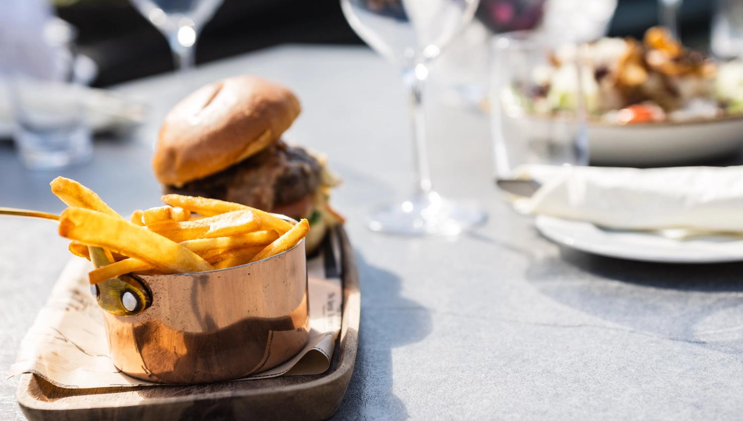 Utendørs burger & fries på Resturant Anno 1648