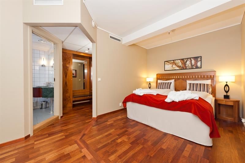 Room with twin bed and bathroom