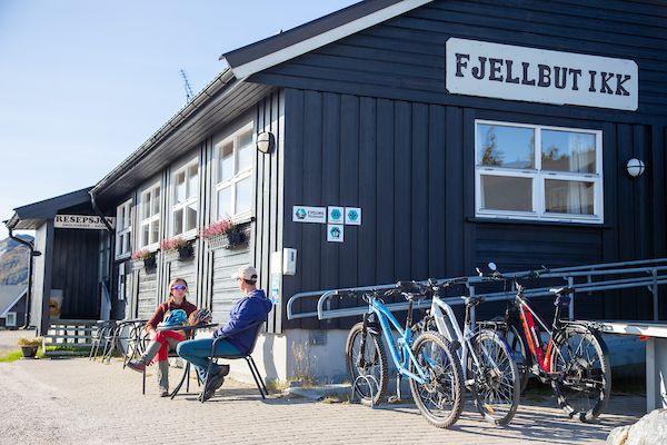 sykkler forran fjellbutikken