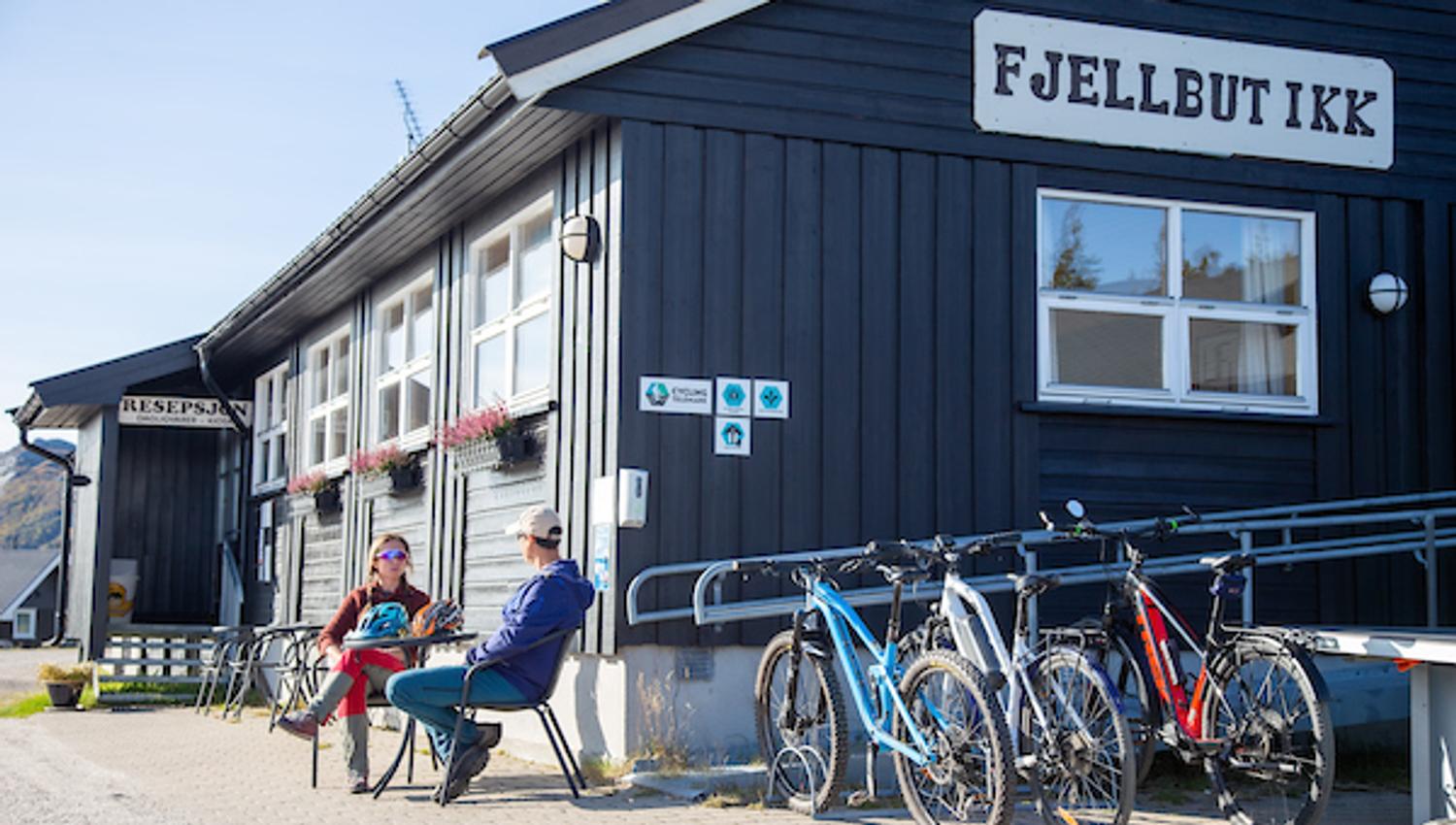 sykkler forran fjellbutikken