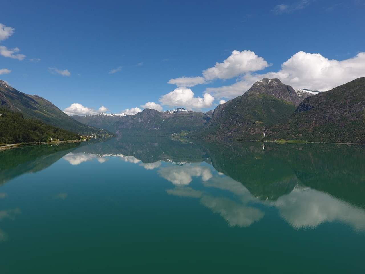 Grande Camping is beautifully located by Oppstrynsvatnet in Oppstryn in the Nordfjord region, with camping pitches for motorhomes, caravans and tents close to the lake.