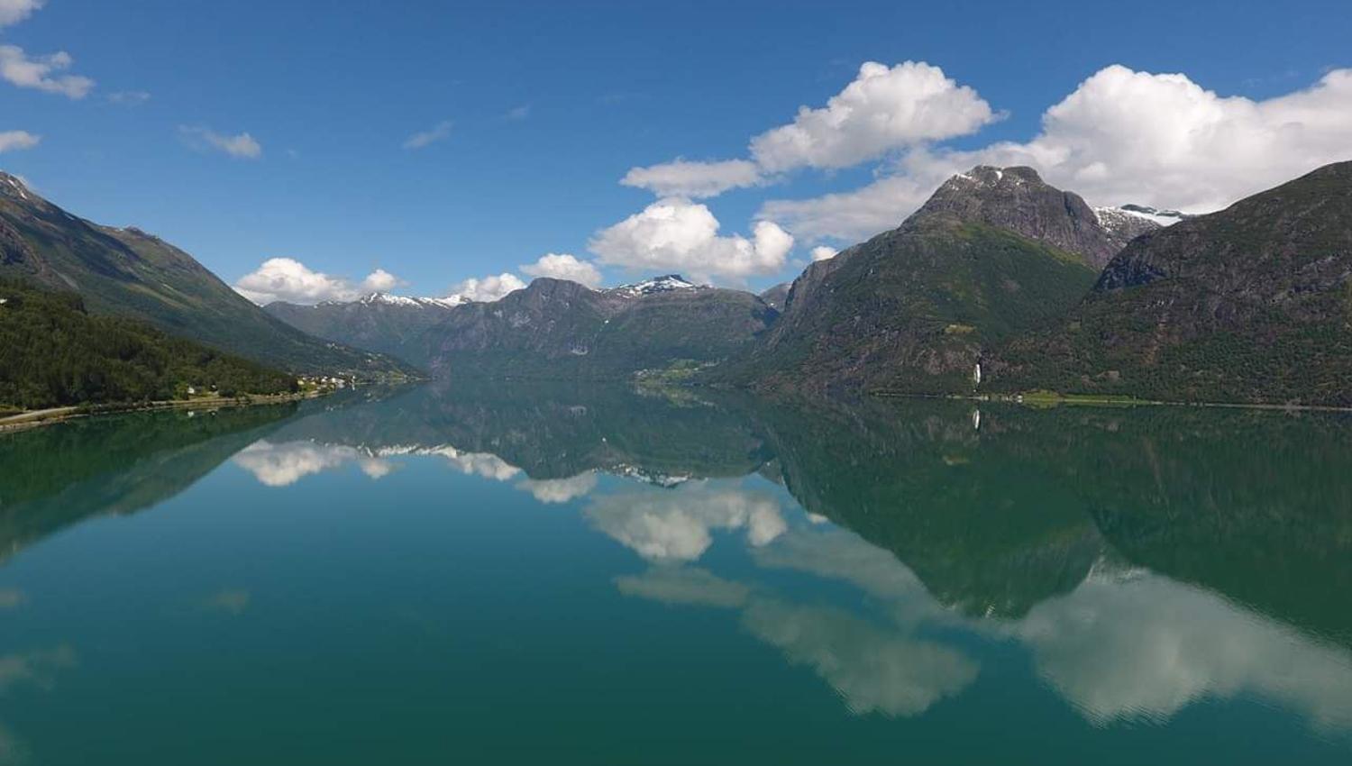 Grande Camping is beautifully located by Oppstrynsvatnet in Oppstryn in the Nordfjord region, with camping pitches for motorhomes, caravans and tents close to the lake.