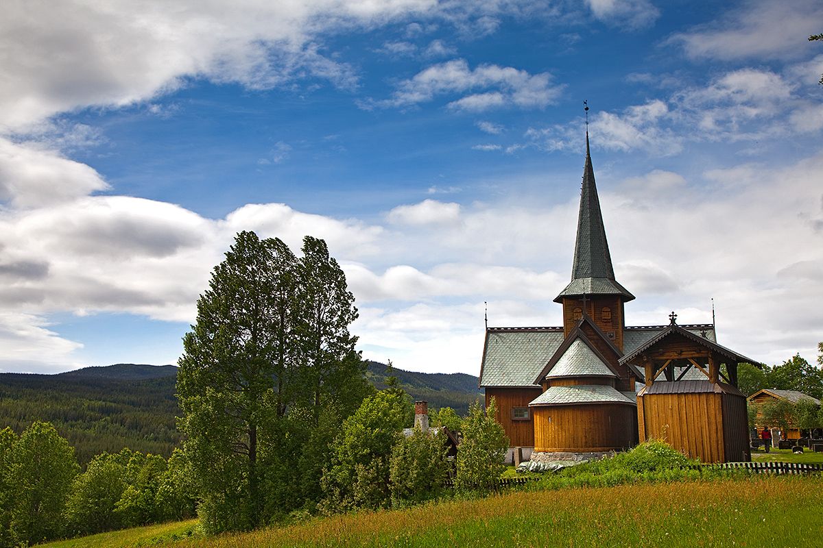 Hedalen stavkirke en sommerdag.