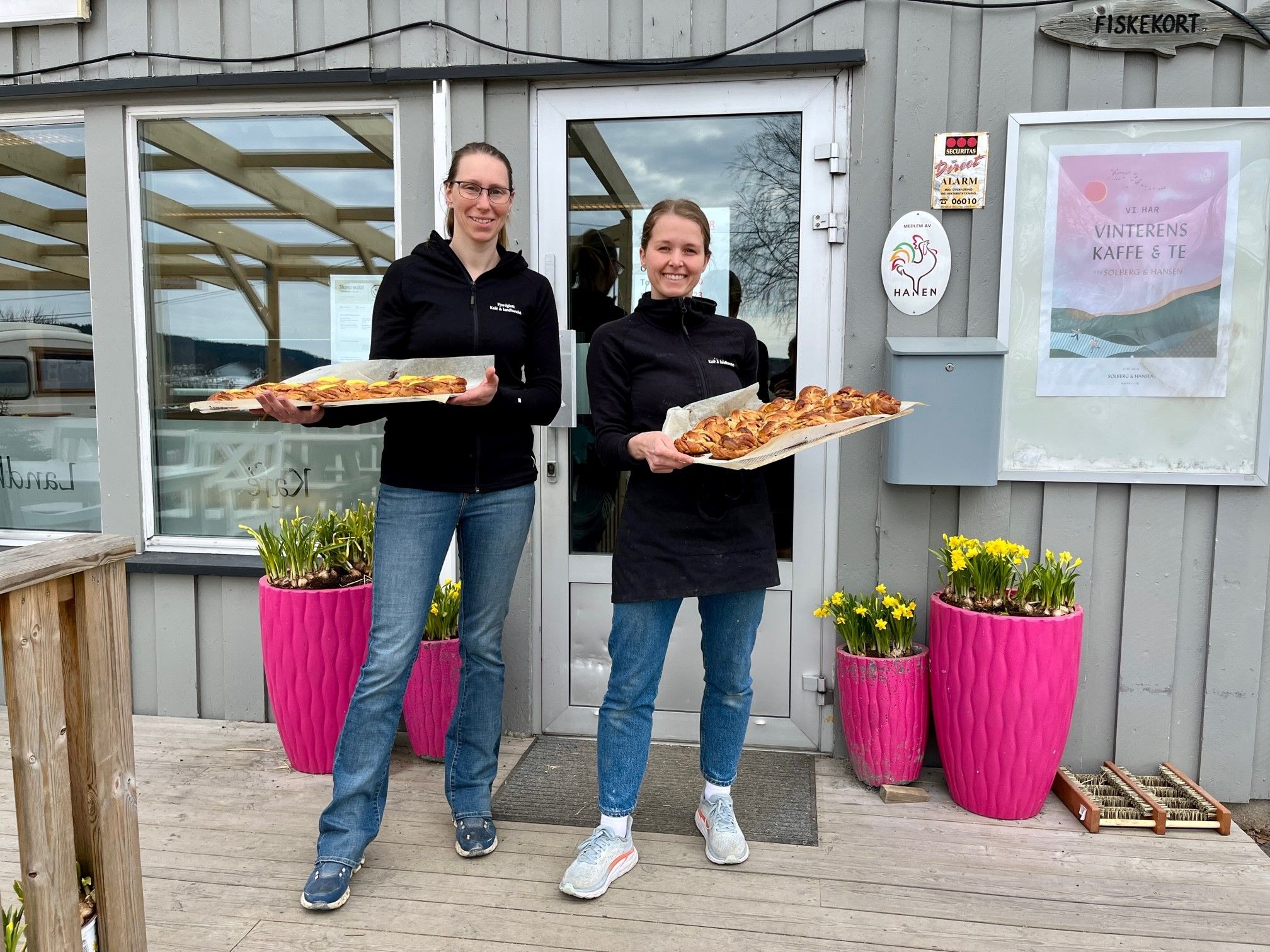 Fjordgløtt Kafé og landhandel på Eina i Vestre Toten.
Fersk bakst på trappa