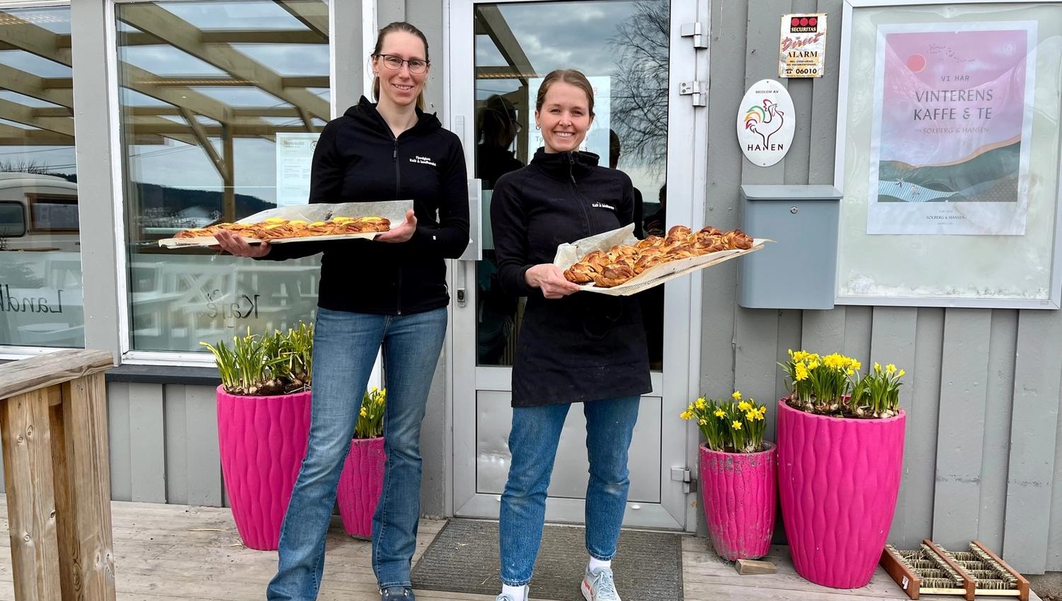 Fjordgløtt Kafé og landhandel på Eina i Vestre Toten.
Fersk bakst på trappa