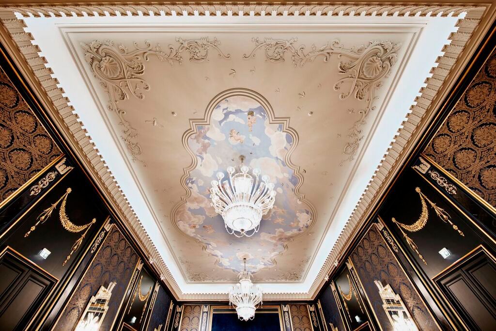 Chandeliers and stuccos