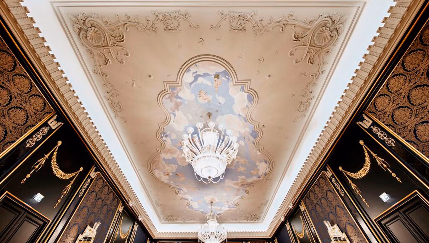 Chandeliers and stuccos
