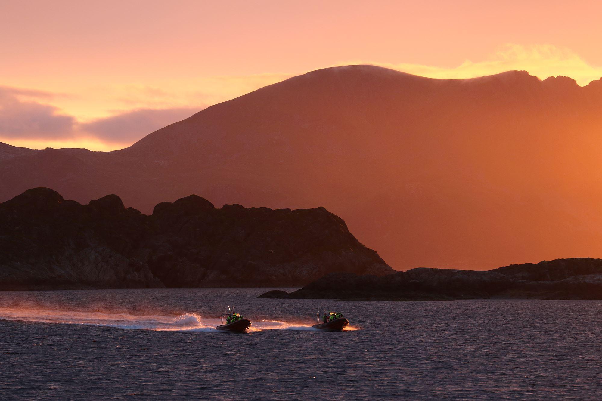Midnight sun safari from Henningsvær with Lofoten Opplevelser