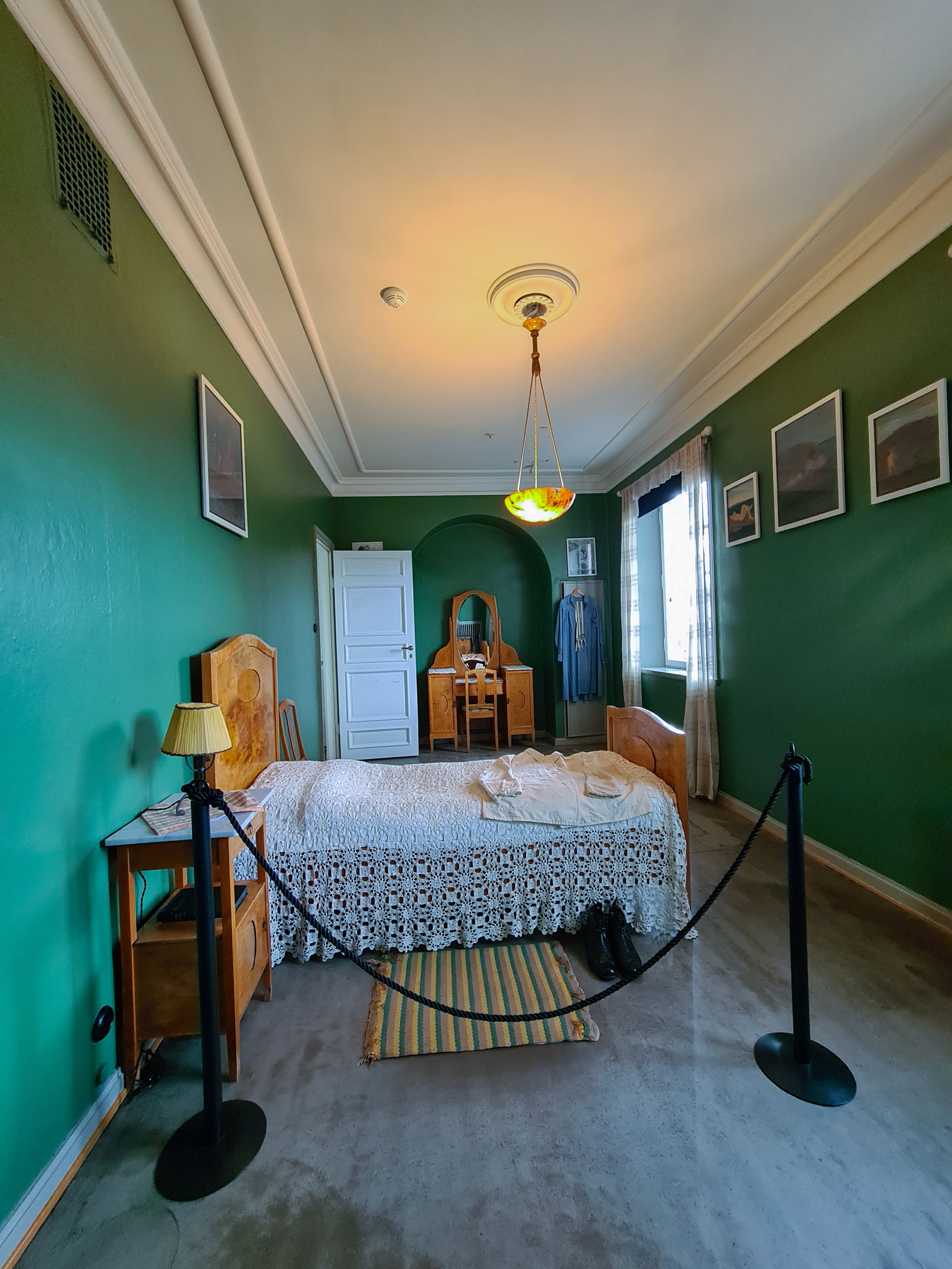 Bedroom in Vigeland's apartment.