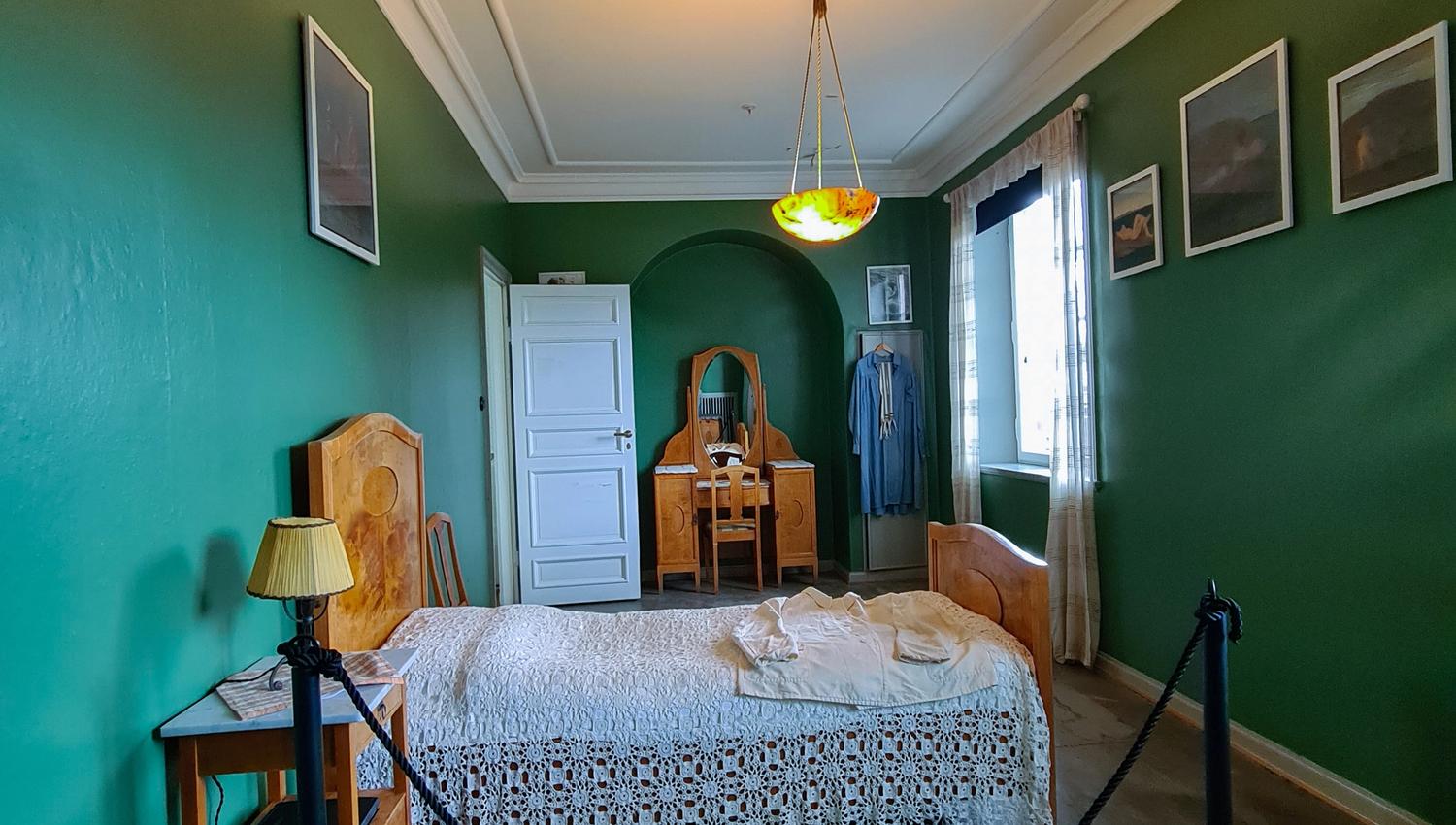Bedroom in Vigeland's apartment.
