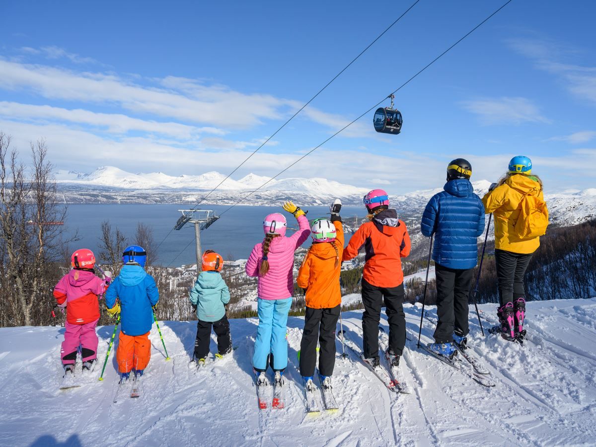Store og små personer i alpinparken