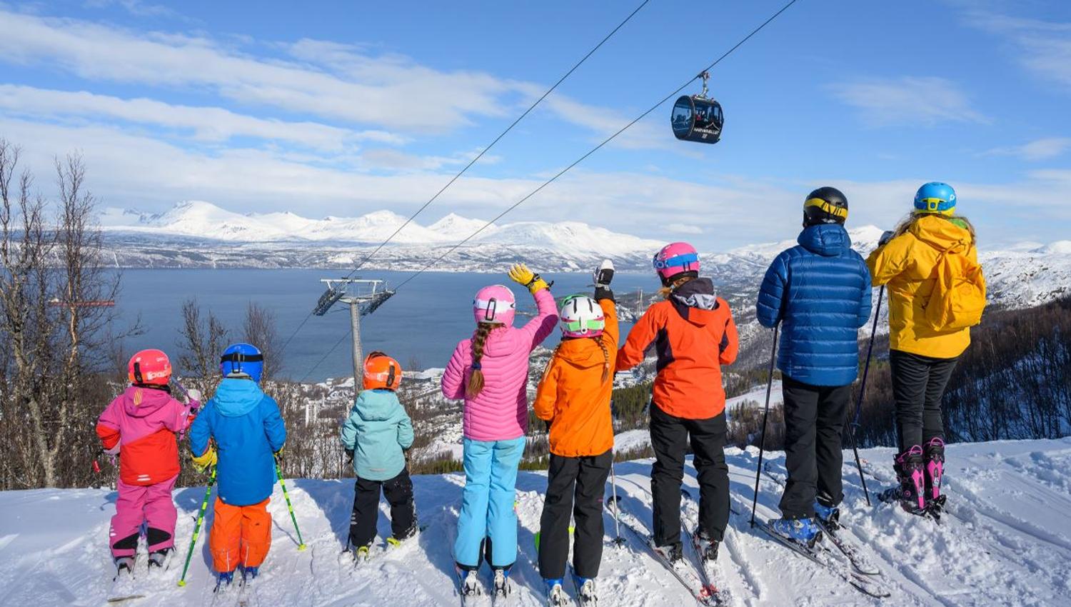 Store og små personer i alpinparken