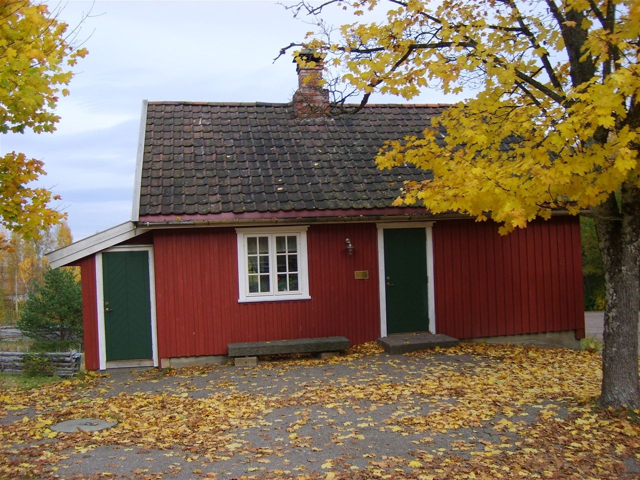 Rødt bryggerhus med grønne dører