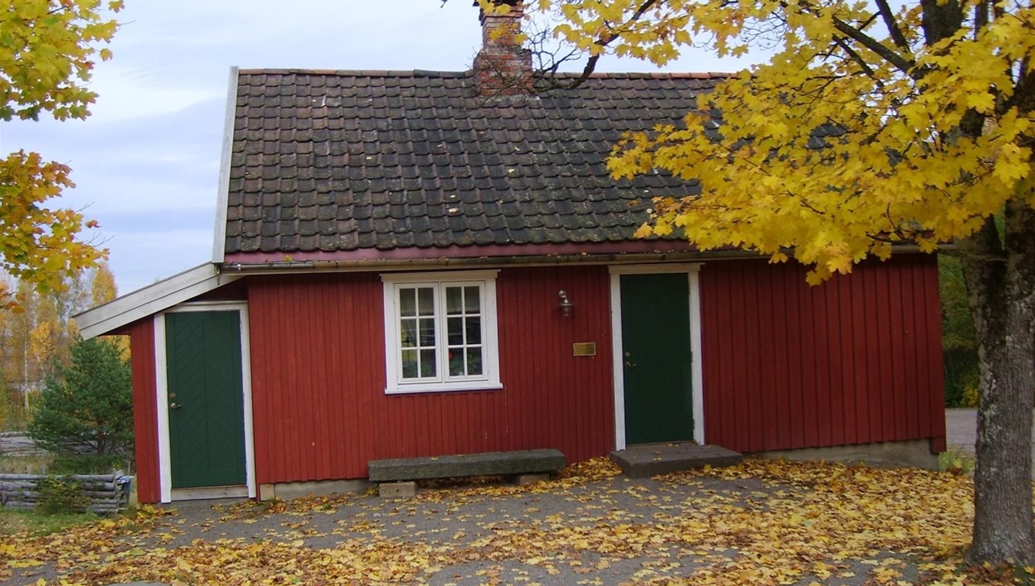 Rødt bryggerhus med grønne dører