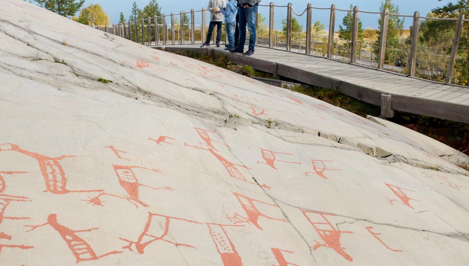 Explora las fascinantes pinturas rupestres de 3,500 años de antigüedad. Este sitio arqueológico ofrece una vista impresionante del paisaje natural, donde visitantes se maravillan con las representaciones de la vida antigua. Una experiencia única que conec