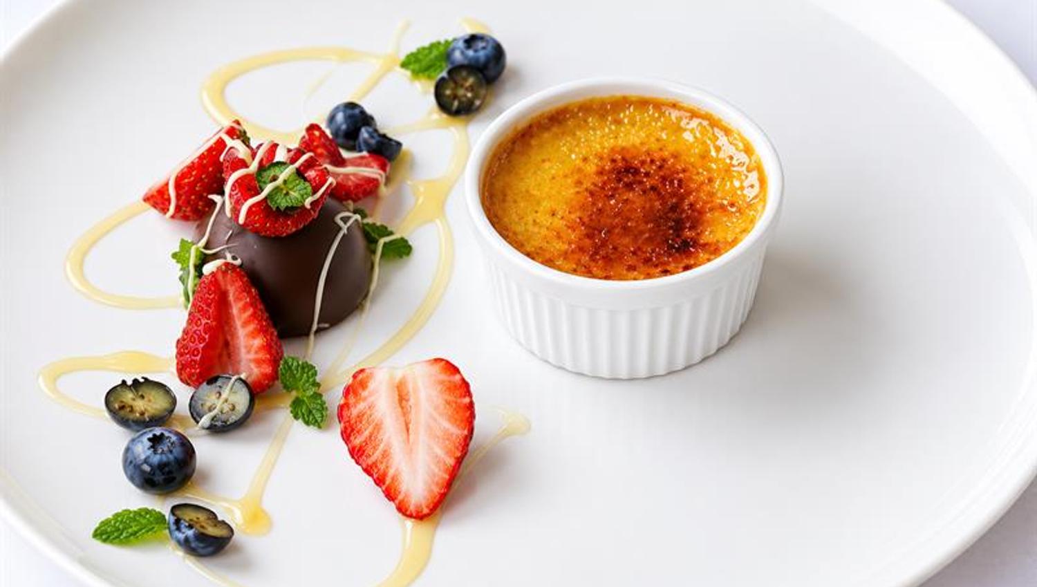 Dessert with crème brûlée, berries and chocolate served at Hotell Karljohansvern in Horten.