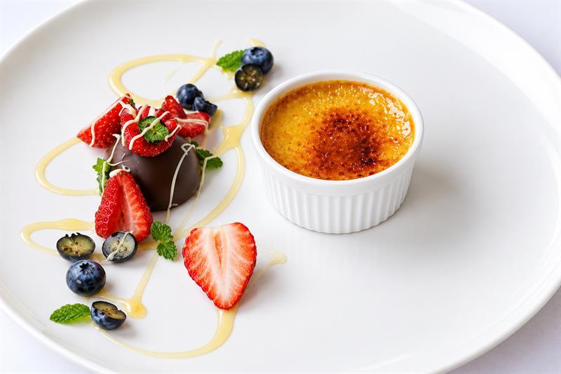 Dessert with crème brûlée, berries and chocolate served at Hotell Karljohansvern in Horten.