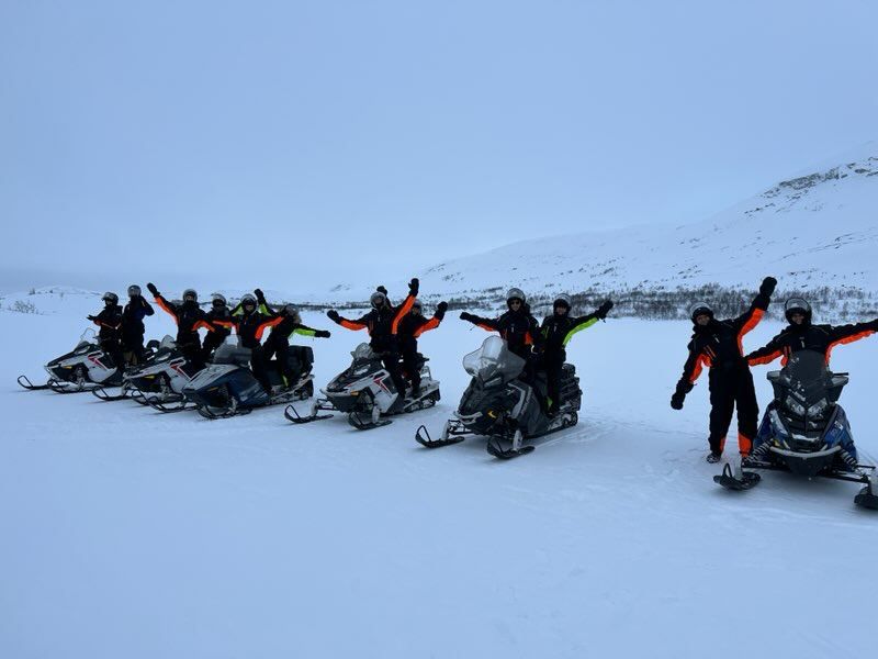Gruppe gjester på skutere