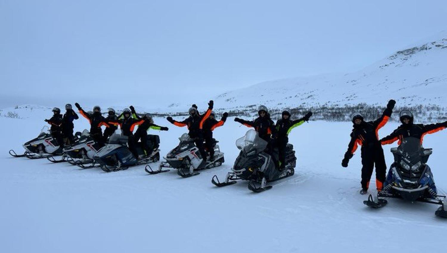 Gruppe gjester på skutere