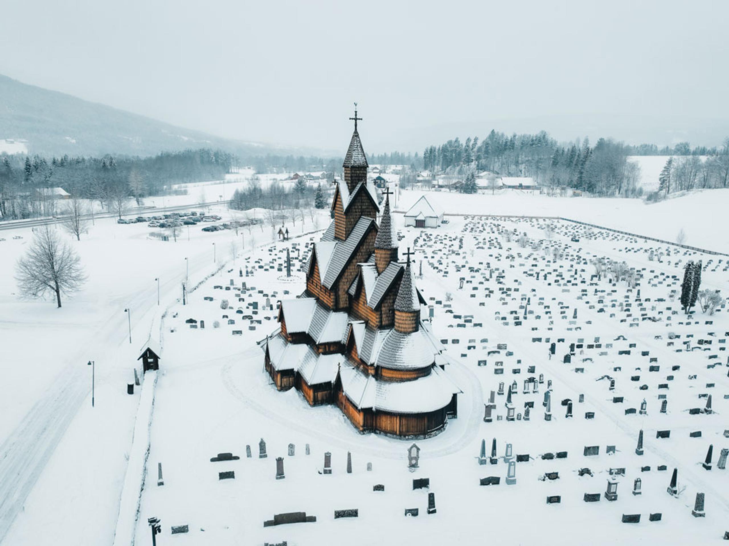 Vakre Heddal Stavkirke i Notodden om vinteren
